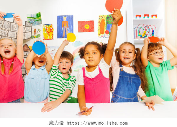 快乐的孩子举手展示彩色卡纸幸福幸福的人美好童年微笑的小孩